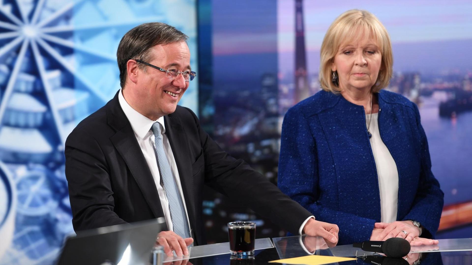 Hannelore Kraft (SPD) und Armin Laschet (CDU) stehen nach der Landtagswahl am 14.05.2017 in Düsseldorf (Nordrhein-Westfalen) im Wahlstudio bei der ARD. Hannelore Kraft (SPD) und Armin Laschet (CDU) stehen nach der Landtagswahl am 14.05.2017 in Düsseldorf (Nordrhein-Westfalen) im Wahlstudio bei der ARD.