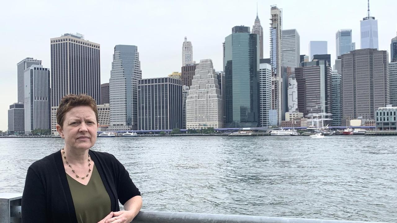 Jessica DuLong lebt in Brooklyn und war früher Chefingenieurin des Löschschiffs John J. Harvey. Sie steht am Wasser, im Hintergrund sind die Türme von Manhattan zu sehen.