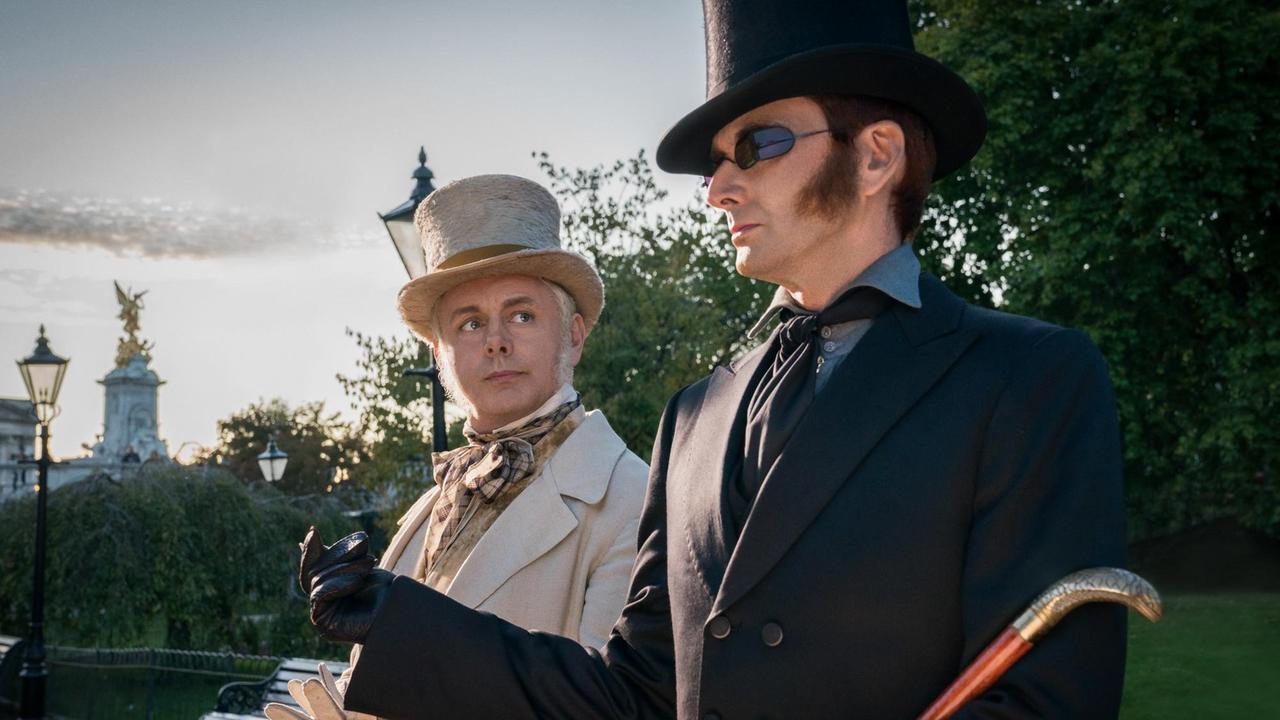 Szene aus Good Omens: die beiden Hauptdarsteller elegant gekleidet Szene aus Good Omens: die beiden Hauptdarsteller elegant gekleidet