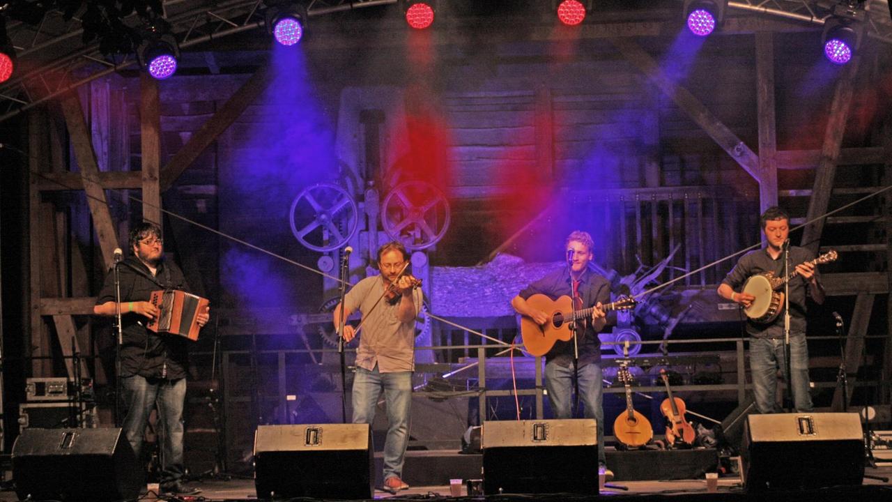 Die Band Dallahan bei ihrem Deutschlanddebüt auf dem 3. Windros-Festival in Schwerin-Mueß. Die Band Dallahan bei ihrem Deutschlanddebüt auf dem 3. Windros-Festival in Schwerin-Mueß.