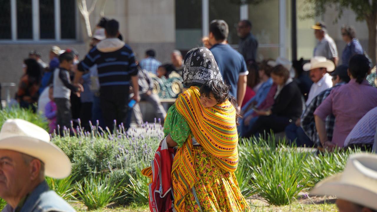 Eine Tarahumara-Frau in der Stadt Chihuahua Eine Tarahumara-Frau in der Stadt Chihuahua