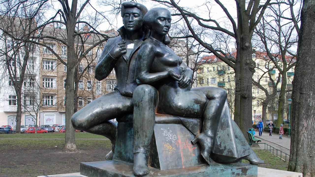 Bronzedenkmal des Dichterpaars Bettina und Achim von Arnim im Berliner Arnimpark Bronzedenkmal des Dichterpaars Bettina und Achim von Arnim im Berliner Arnimpark