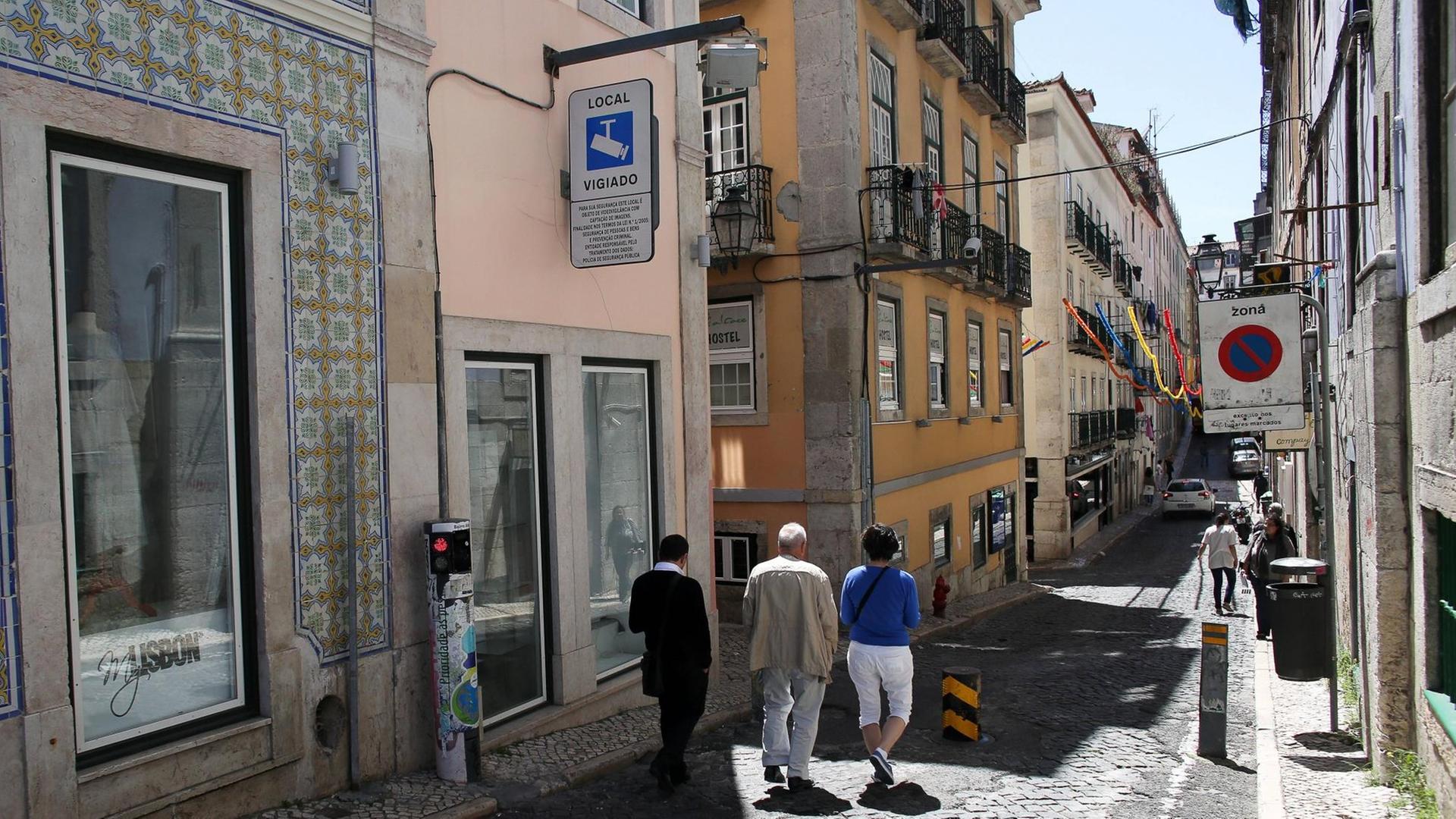 Eine schmale Straße im Bairro Alto, der Oberstadt von Lissabon. Links hängt ein Straßenschild mit dem Kamera-Logo und der Aufschrift 'Local Vigiado' Eine schmale Straße im Bairro Alto, der Oberstadt von Lissabon. Links hängt ein Straßenschild mit dem Kamera-Logo und der Aufschrift 'Local Vigiado'