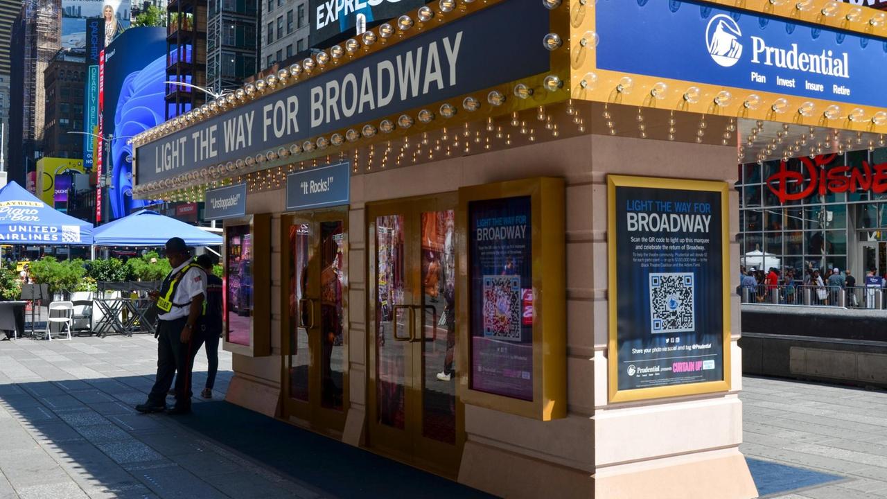 "Light the way for Broadway" steht an einer Ticket-Verkaufsbo...</p>

                        <a href=