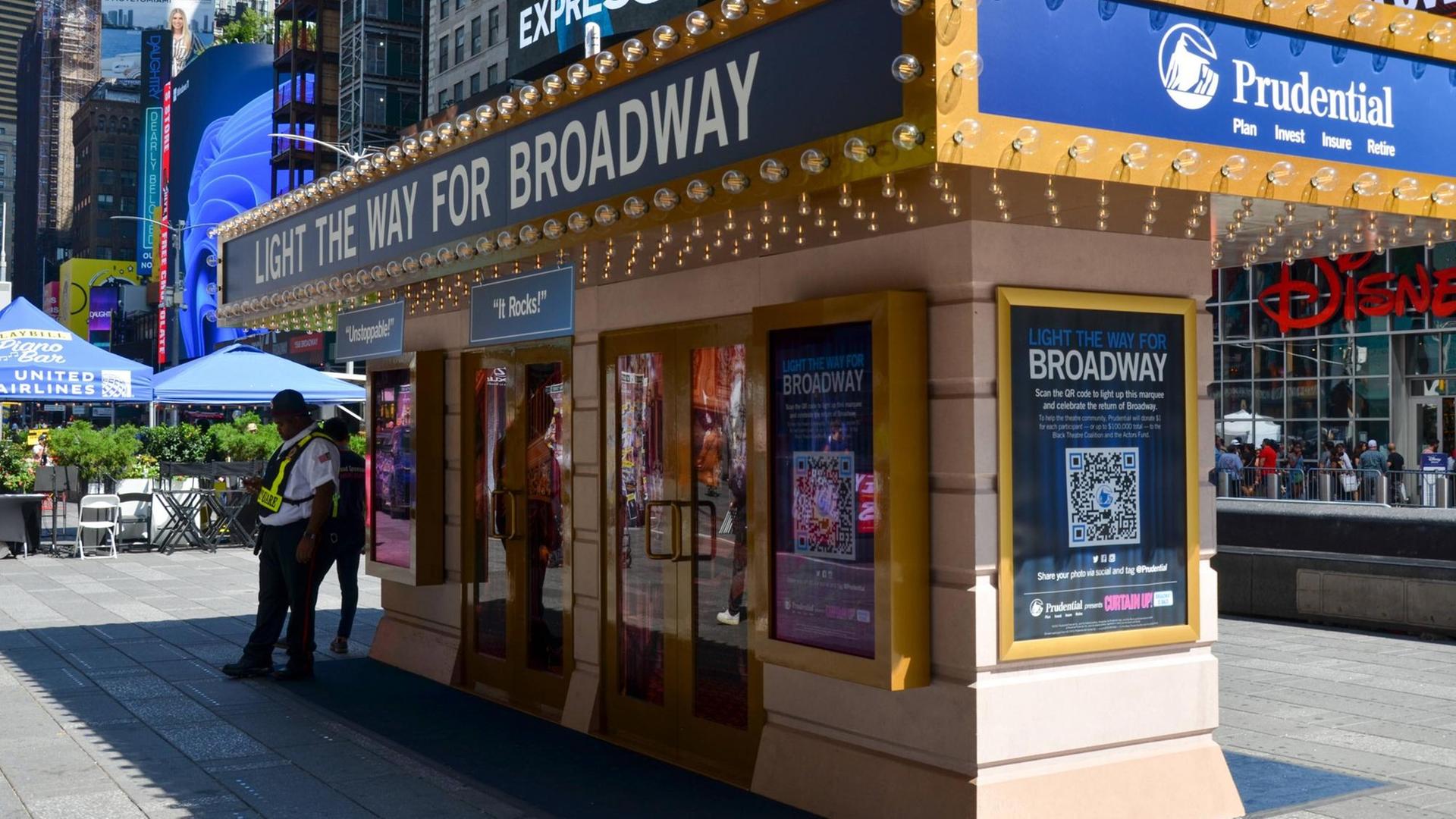 "Light the way for Broadway" steht an einer Ticket-Verkaufsbox am Times Square in New York. "Light the way for Broadway" steht an einer Ticket-Verkaufsbox am Times Square in New York.