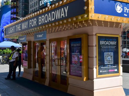 "Light the way for Broadway" steht an einer Ticket-Verkaufsbox am Times Square in New York.