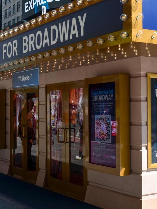 "Light the way for Broadway" steht an einer Ticket-Verkaufsbox am Times Square in New York.