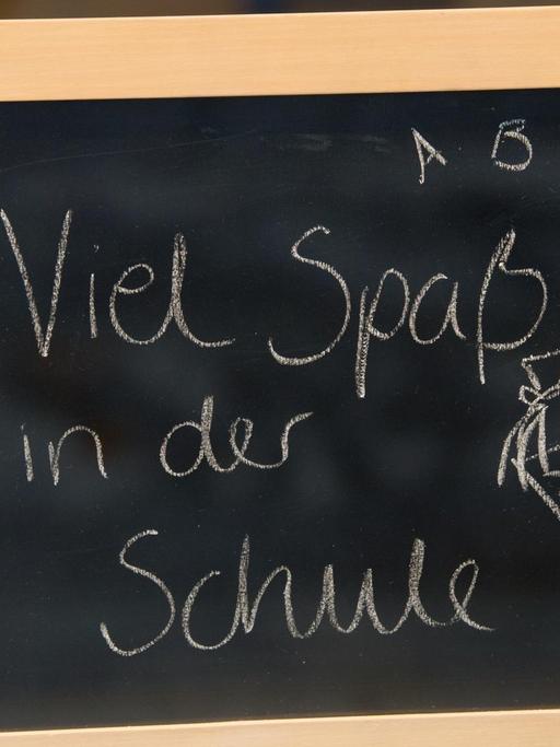 Ein kleine Tafel mit der Aufschrift "Viel Spaß in der Schule" steht am 11.08.2017 in München (Bayern) in der Fensterauslage eines Buchhandels.