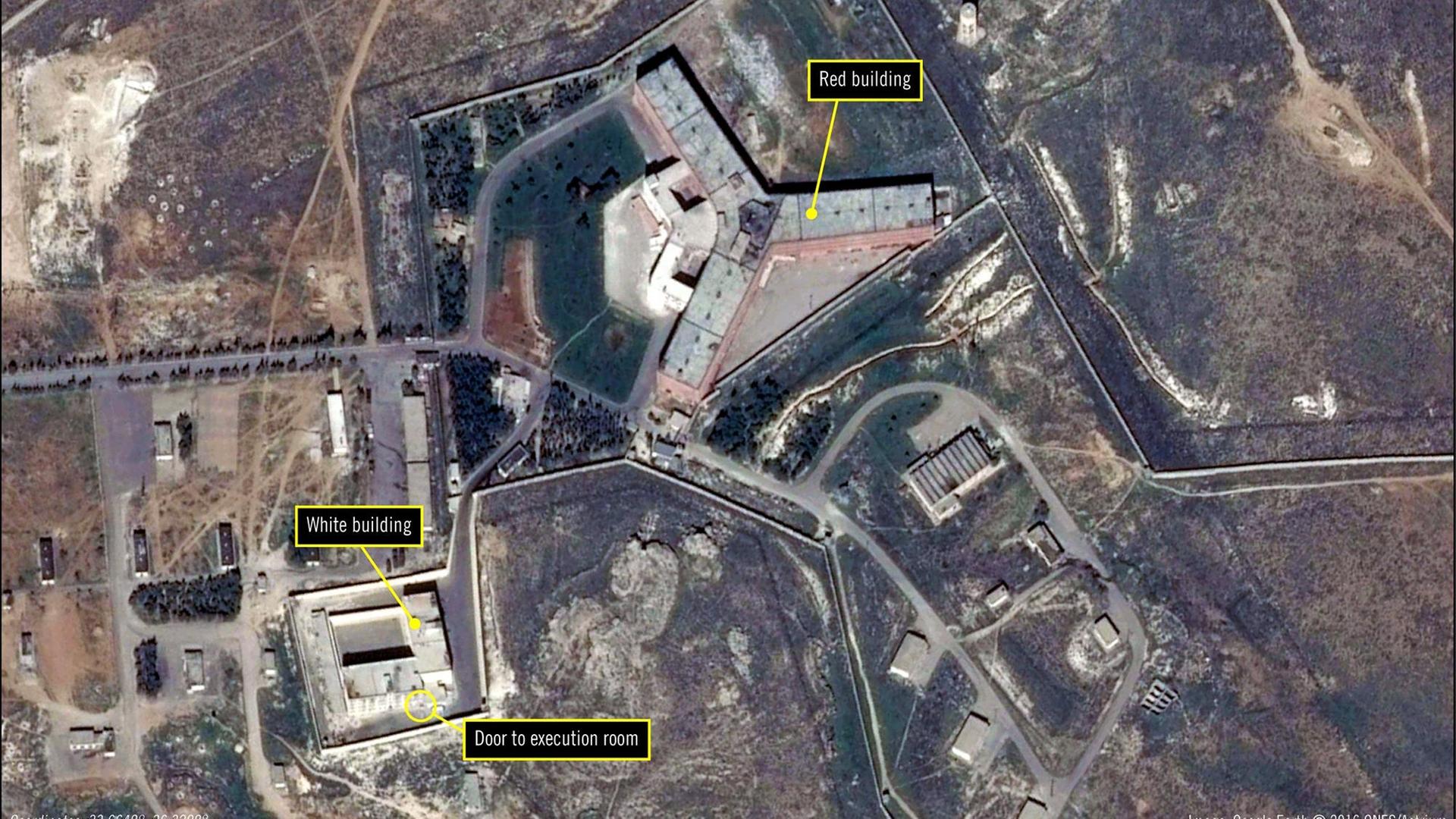 Ein Satellitenbild soll das syrische Militärgefängnis Saidnaya zeigen. Es liegt etwa 30 Kilometer von der Hauptstadt Damaskus entfernt. Hier soll Staatspräsident Assad ein Krematorium bauen lassen haben um ermordete Gefangen zu verbrennen. Foto: AFP Ein Satellitenbild soll das syrische Militärgefängnis Saidnaya zeigen. Es liegt etwa 30 Kilometer von der Hauptstadt Damaskus entfernt. Hier soll Staatspräsident Assad ein Krematorium bauen lassen haben um ermordete Gefangen zu verbrennen. Foto: AFP