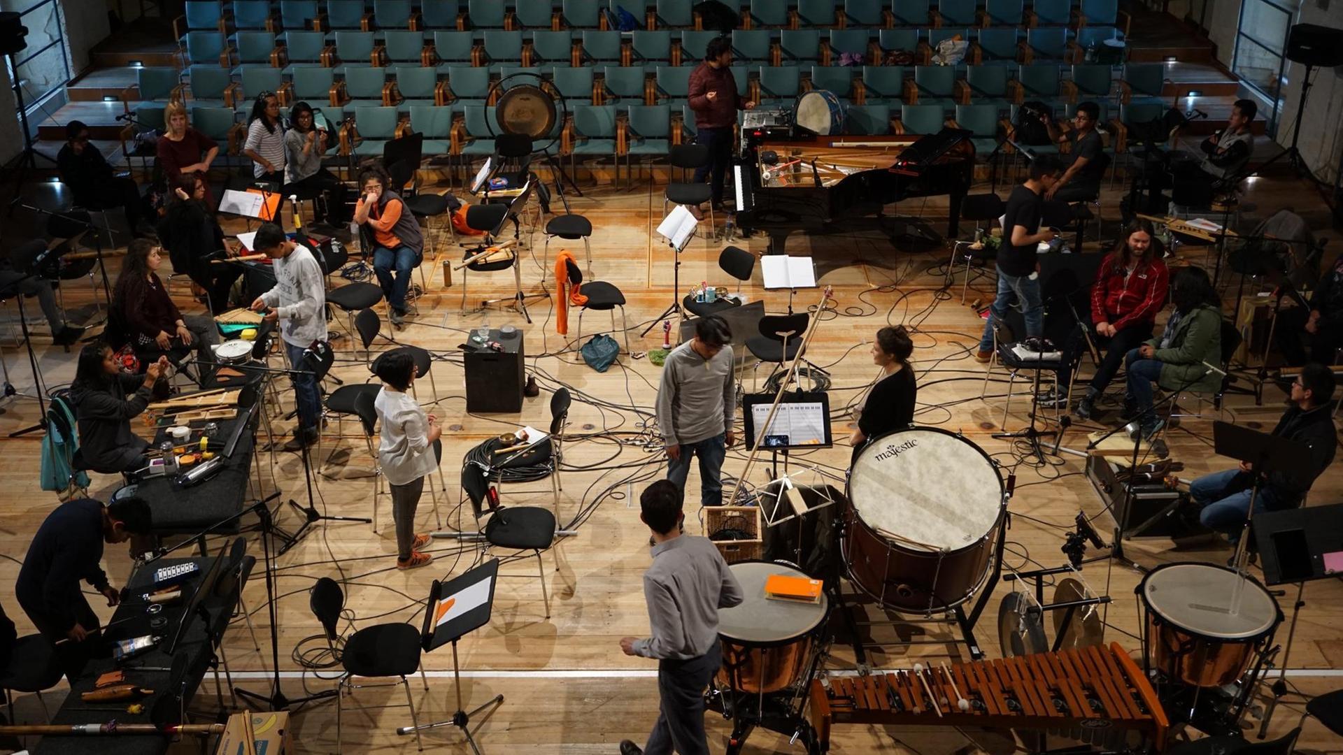 Mitglieder des Orchesters proben auf der Bühne. Mitglieder des Orchesters proben auf der Bühne.
