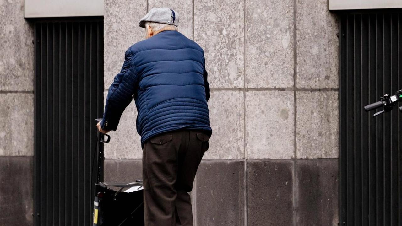 Rentner mit Rollator passiert E-Scooter der Firma Lime in der Kölner Innenstadt. Rentner mit Rollator passiert E-Scooter der Firma Lime in der Kölner Innenstadt.