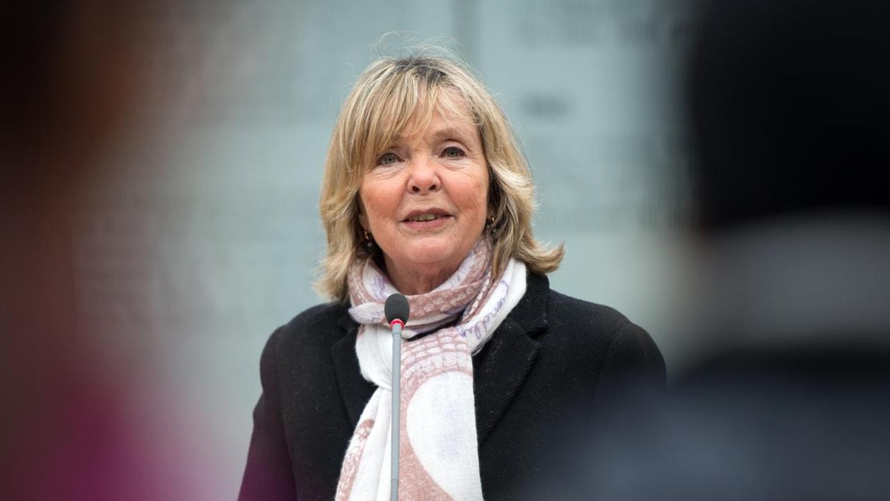 Christine Lüders, Leiterin der Antidiskriminierungsstelle des Bundes, spricht vor dem Denkmal für die im Nationalsozialismus ermordeten Sinti und Roma in Berlin. Christine Lüders, Leiterin der Antidiskriminierungsstelle des Bundes, spricht vor dem Denkmal für die im Nationalsozialismus ermordeten Sinti und Roma in Berlin.