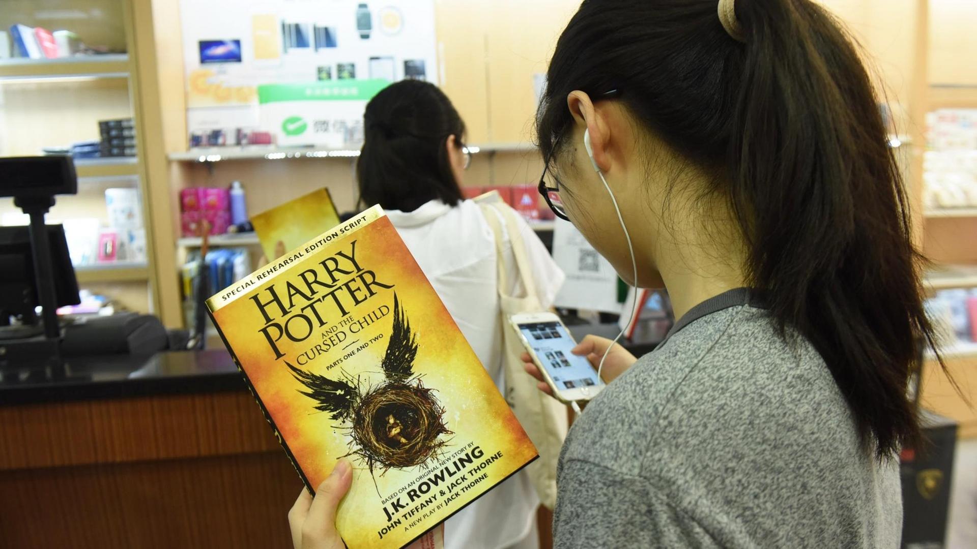Die englische Ausgabe von "Harry Potter and the Cursed Child" (deutsch: "Harry Potter und das verwunschene Kind") von J. K. Rowling stößt auch bei Chinesen auf großes Interesse. Hier in einer Buchhandlung in Hangzhou in der Provinz Zhejiang. Die englische Ausgabe von "Harry Potter and the Cursed Child" (deutsch: "Harry Potter und das verwunschene Kind") von J. K. Rowling stößt auch bei Chinesen auf großes Interesse. Hier in einer Buchhandlung in Hangzhou in der Provinz Zhejiang.