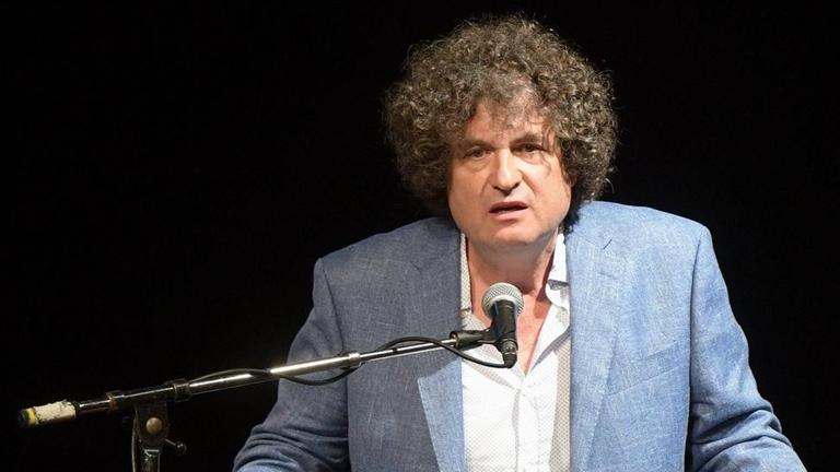 Dritter von vier Tagen zur Veranstaltungsreihe Ein Fest für Michael Köhlmeier im Rahmen der Salzkammergut Festwochen, im Stadttheater Gmunden. Dieses Bild zeigt den Publizisten und Direktor Hanno Loewy während seines Referates. Hanno Loewy ist ein deutscher Literatur- und Medienwissenschaftler, Publizist und Direktor des Jüdischen Museums Hohenems. Dritter von vier Tagen zur Veranstaltungsreihe Ein Fest für Michael Köhlmeier im Rahmen der Salzkammergut Festwochen, im Stadttheater Gmunden. Dieses Bild zeigt den Publizisten und Direktor Hanno Loewy während seines Referates. Hanno Loewy ist ein deutscher Literatur- und Medienwissenschaftler, Publizist und Direktor des Jüdischen Museums Hohenems.