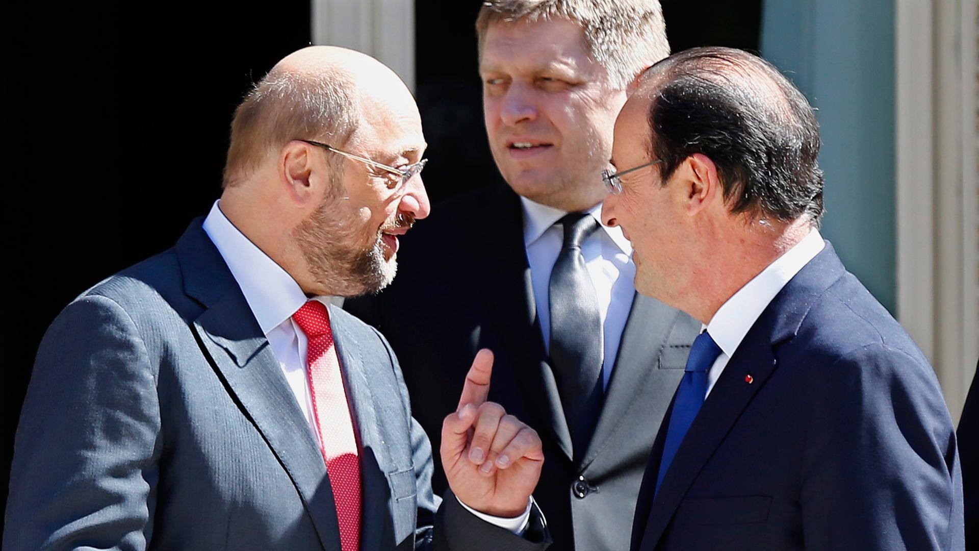 Frankreichs Präsident Francois Hollande spricht mit dem EU-Parlamentspräsidenten Martin Schulz vor dem Treffen führender europäischer Sozialdemokraten in Paris. Frankreichs Präsident Francois Hollande spricht mit dem EU-Parlamentspräsidenten Martin Schulz vor dem Treffen führender europäischer Sozialdemokraten in Paris.