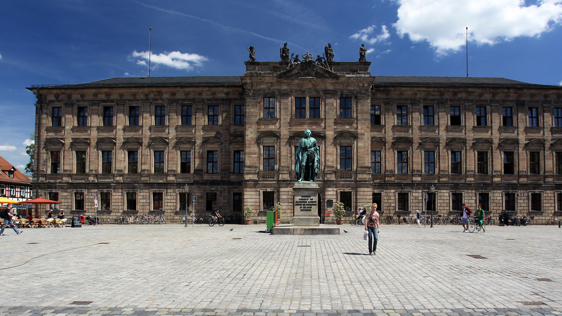 Blick auf die zentrale Verwaltung der Friedrich-Alexander-Universität Erlangen-Nürnberg am Schloßplatz in Erlangen Blick auf die zentrale Verwaltung der Friedrich-Alexander-Universität Erlangen-Nürnberg am Schloßplatz in Erlangen