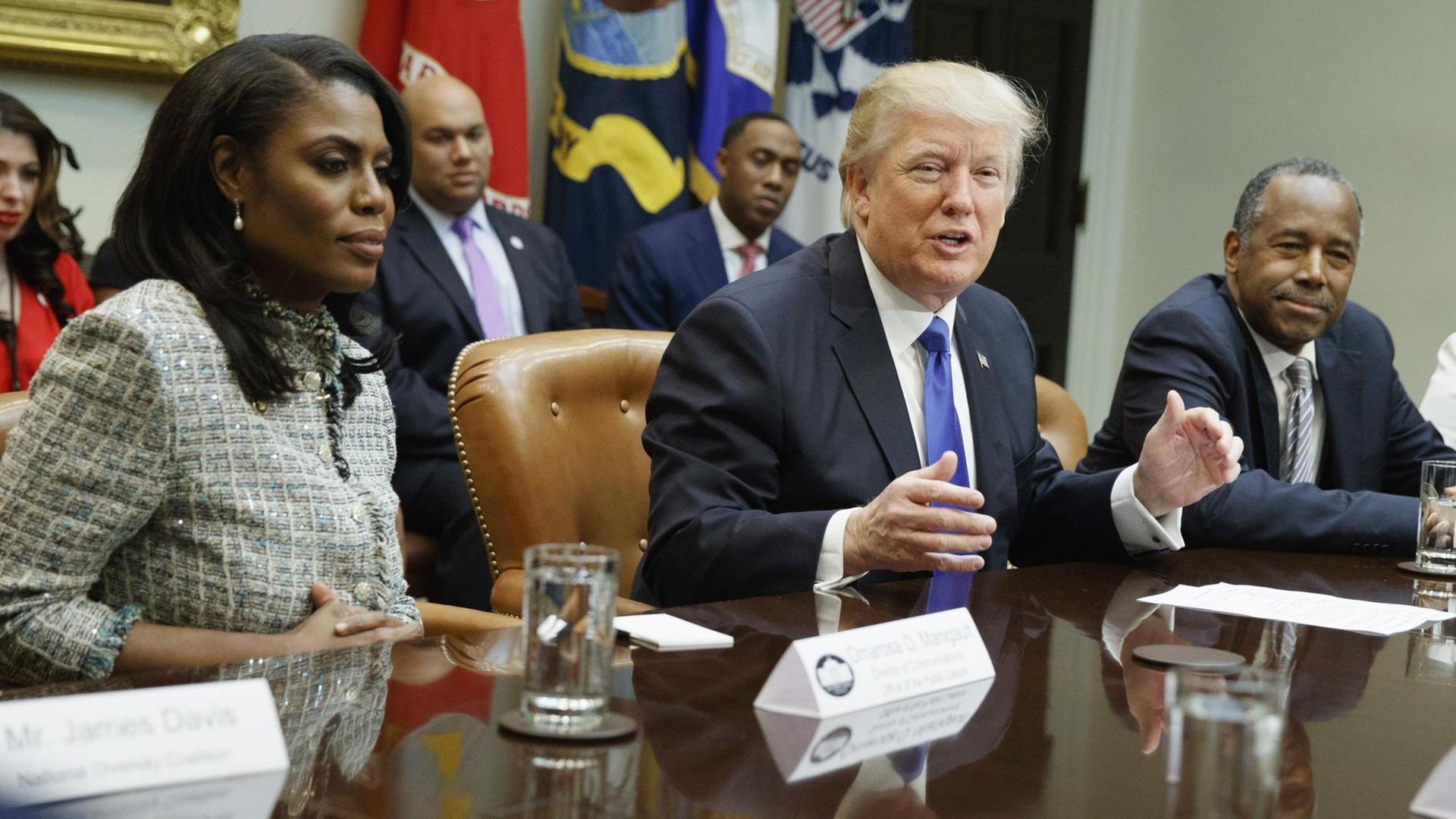 US-Präsident Donald Trump und seine ehemalige Mitarbeiterin Omarosa Manigault am 01. Feb. 2017 im Roosevelt Raum während des "African American History Month" US-Präsident Donald Trump und seine ehemalige Mitarbeiterin Omarosa Manigault am 01. Feb. 2017 im Roosevelt Raum während des "African American History Month"