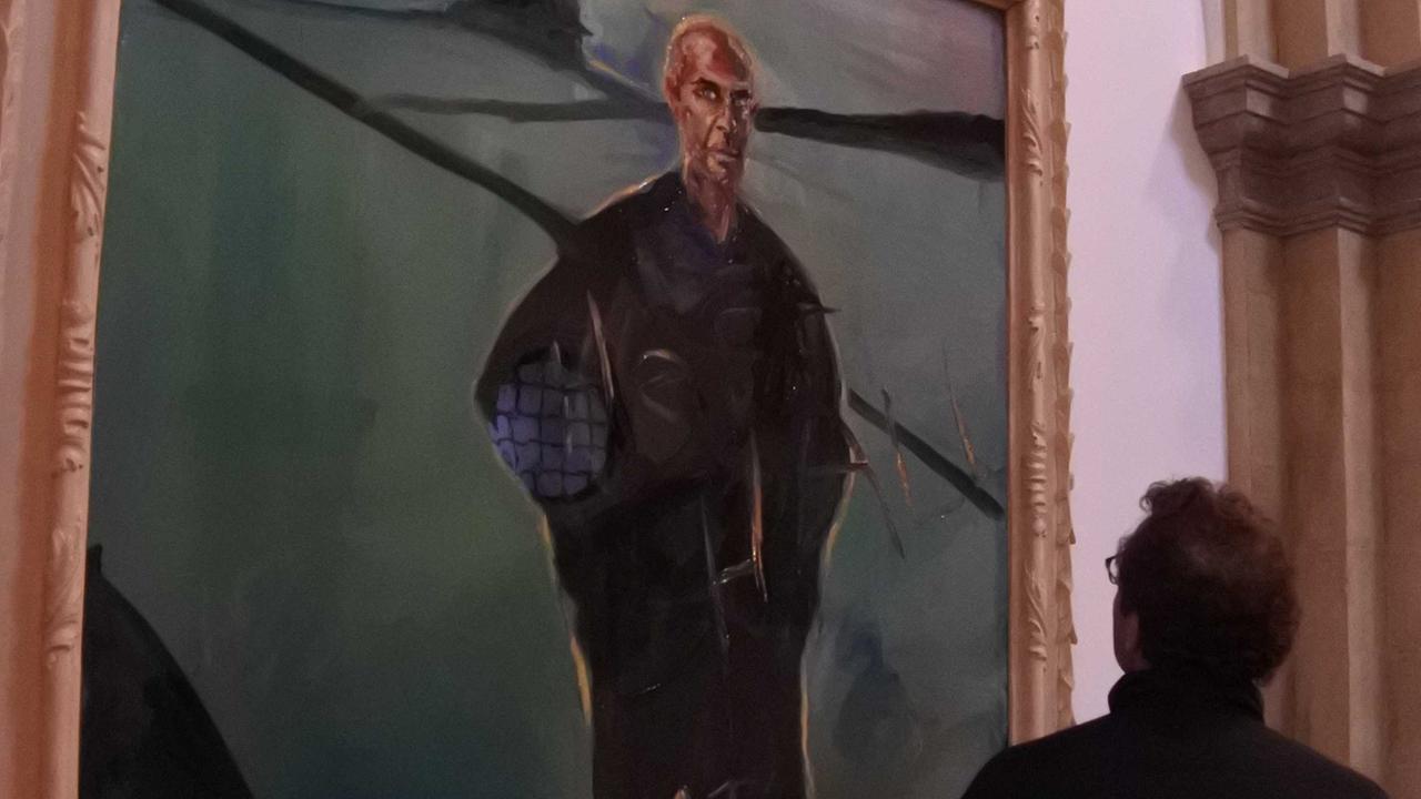 Hausherr Andrew Hall steht vor seinem Portrait von Julian Schnabel in der Eingangshalle von Schloss Derneburg. Hausherr Andrew Hall steht vor seinem Portrait von Julian Schnabel in der Eingangshalle von Schloss Derneburg.