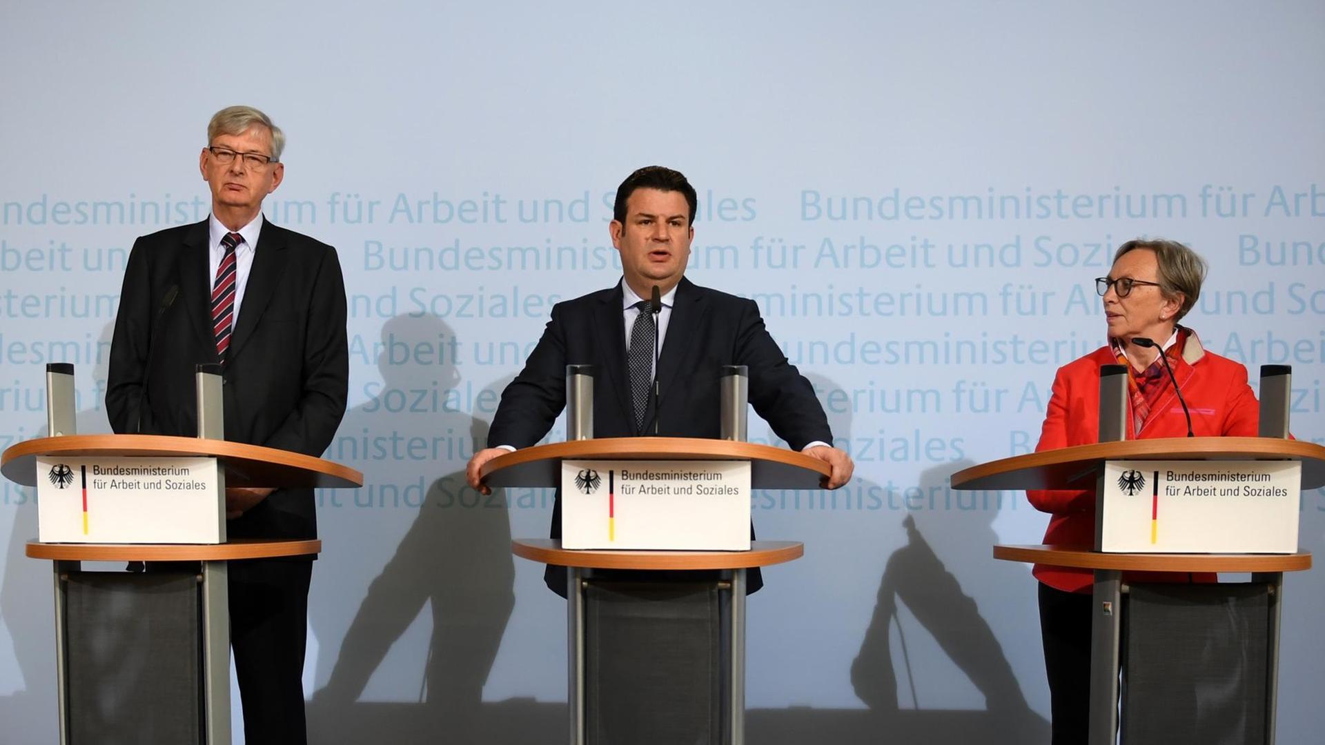 Bundessozialminister Hubertus Heil (SPD, M) stellt während einer Pressekonferenz die Vorsitzenden der Rentenkommision, die ehemalige parlamentarische Staatssekretärin im Arbeitsministerium, Gabriele Lösekrug-Möller (SPD, r), und den früheren langjährigen Sozialexperten der Unionsfraktion, Karl Schiewerling (CDU, l), vor. Bundessozialminister Hubertus Heil (SPD, M) stellt während einer Pressekonferenz die Vorsitzenden der Rentenkommision, die ehemalige parlamentarische Staatssekretärin im Arbeitsministerium, Gabriele Lösekrug-Möller (SPD, r), und den früheren langjährigen Sozialexperten der Unionsfraktion, Karl Schiewerling (CDU, l), vor.
