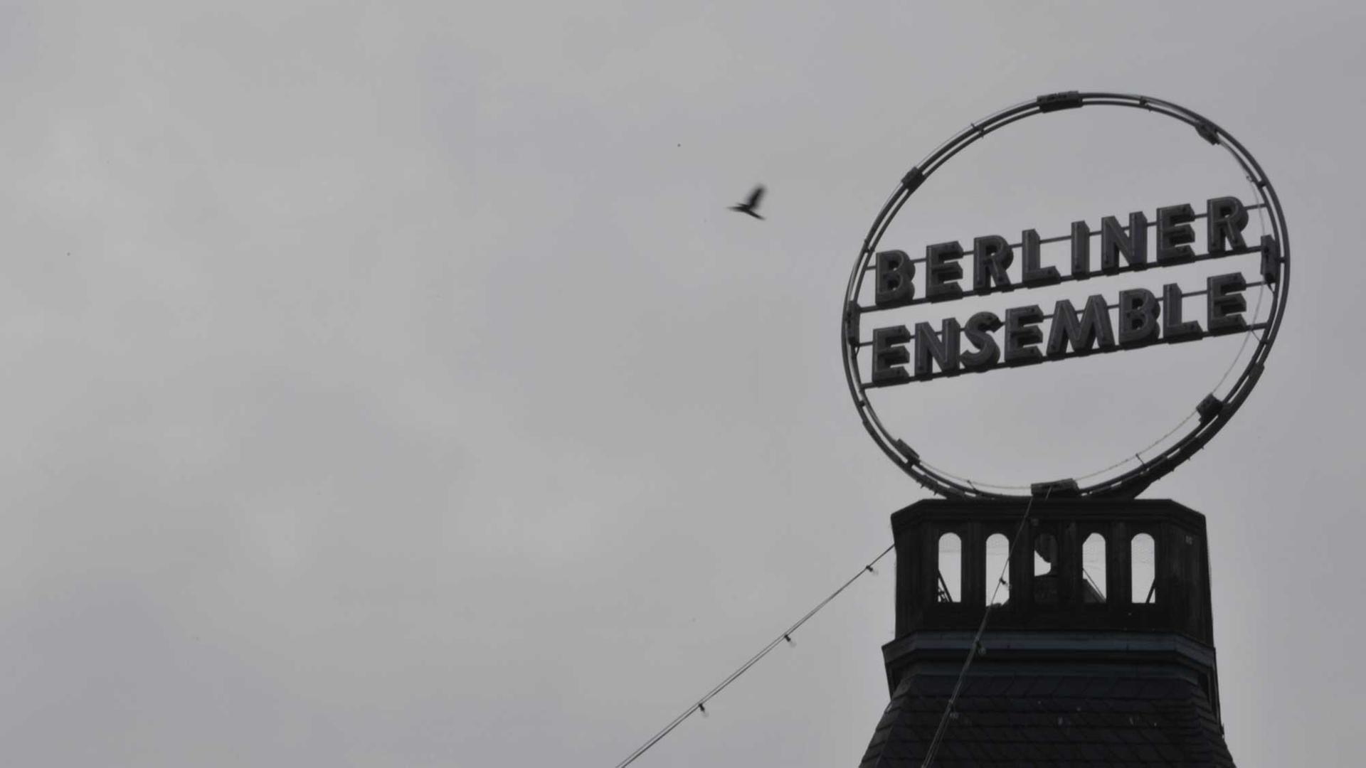 Der Schriftzug "Berliner Ensemble" an dem Theater, das in Berlins Mitte am Schiffbauerdamm beheimatet ist. Der Schriftzug "Berliner Ensemble" an dem Theater, das in Berlins Mitte am Schiffbauerdamm beheimatet ist.