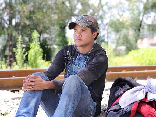 Josue aus Honduras sitzt an der Bahnstrecke in Huehuetoca in Mexico Der 21-Jährige findet in seiner Heimat keinen Job und versucht in die USA zu kommen.