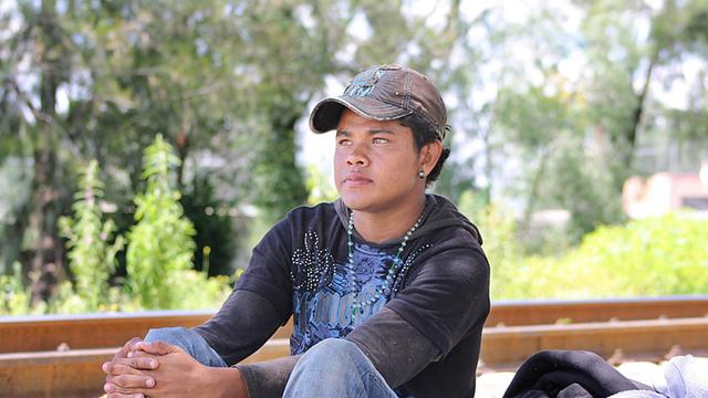 Josue aus Honduras sitzt an der Bahnstrecke in Huehuetoca in Mexico Der 21-Jährige findet in seiner Heimat keinen Job und versucht in die USA zu kommen.