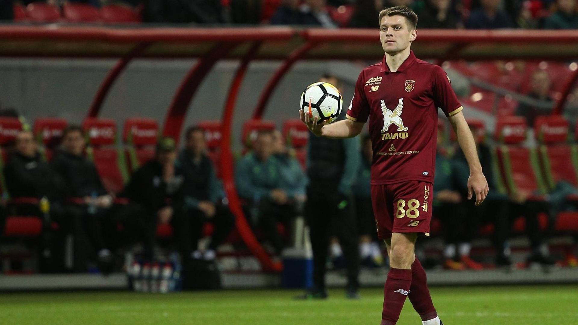 Ruslan Kambolov von Rubin Kazan beim Spiel in der ersten russischen Liga gegen den FC Ufa in der Kazan Arena. Ruslan Kambolov von Rubin Kazan beim Spiel in der ersten russischen Liga gegen den FC Ufa in der Kazan Arena.