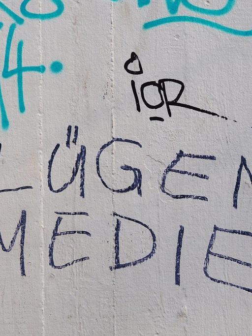 "Lügen-Medien!" steht in Grafitti auf einer Wand vor einer Wohnanlage in Berlin im Bezirk Tiergarten.