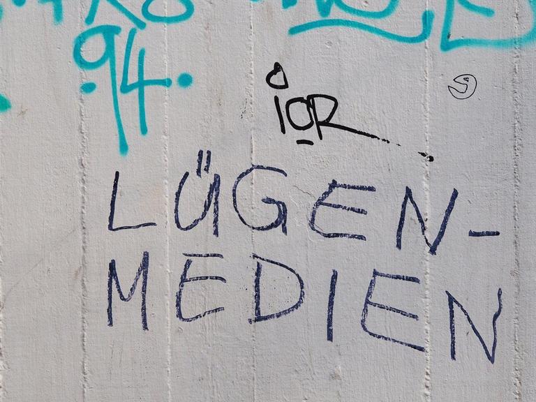 "Lügen-Medien!" steht in Grafitti auf einer Wand vor einer Wohnanlage in Berlin im Bezirk Tiergarten.