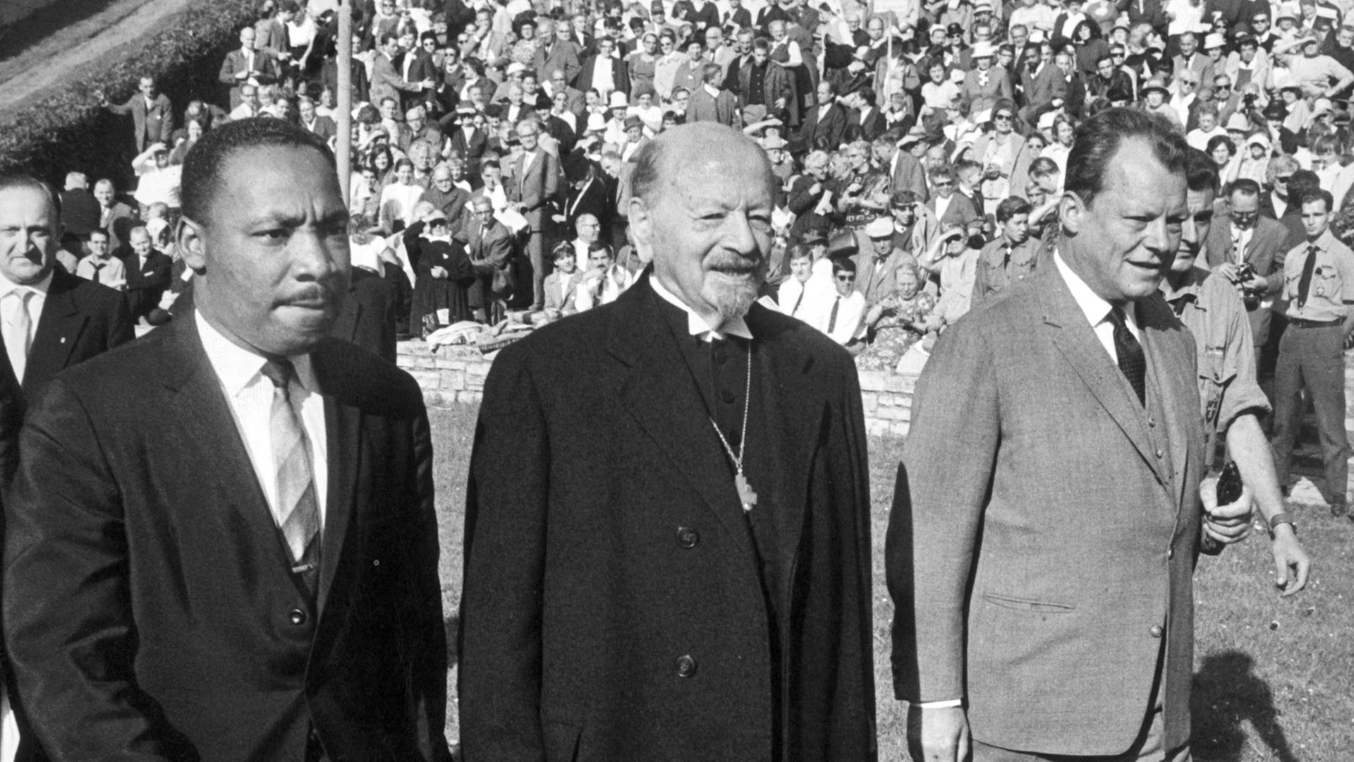 Der amerikanische Bürgerrechtler und Baptistenpfarrer Martin Luther King, Bischof Otto Dibelius und der Regierende Bürgermeister Willy Brandt am 13.09.1964 in Berlin zum Tag der Kirche Der amerikanische Bürgerrechtler und Baptistenpfarrer Martin Luther King, Bischof Otto Dibelius und der Regierende Bürgermeister Willy Brandt am 13.09.1964 in Berlin zum Tag der Kirche