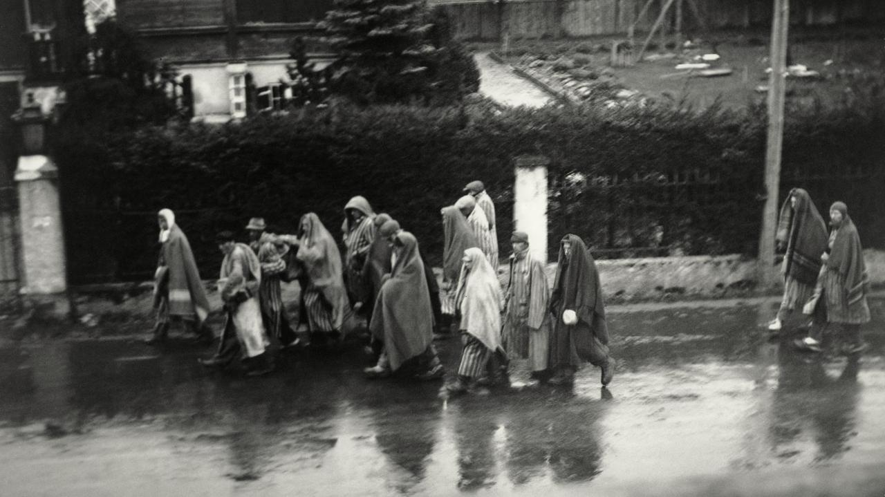 KZ-Häftlinge auf einem Todesmarsch durch Starnberg, Bayern. (1945)

