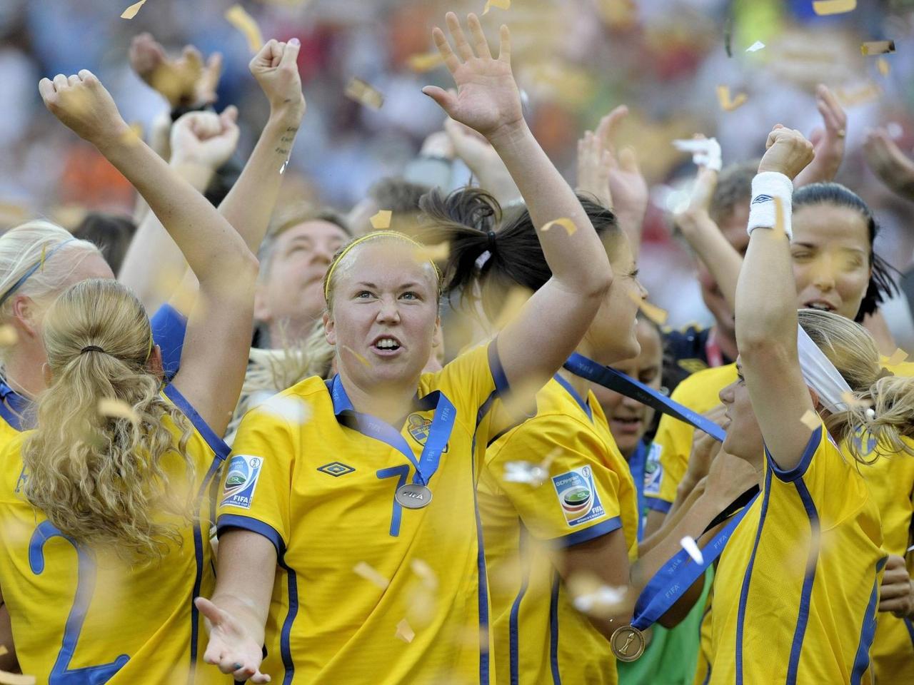Schwedische Spielerinnen der Frauennationalmannschaft jubeln mit ihren Medaillen um den Hals und feiern den dritten Platz bei der Weltmeistschaft 2011. 