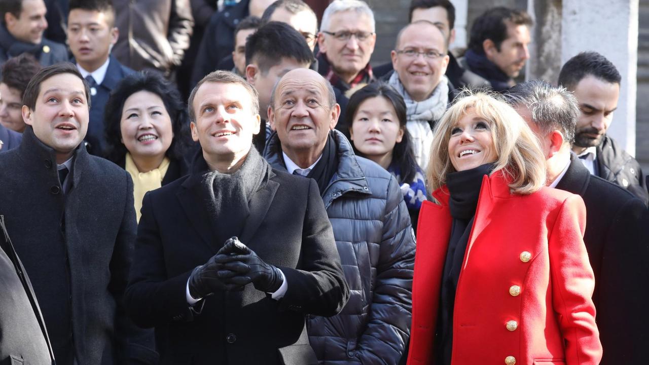 Frankreichs Präsident Emmanuel Macron und seine Frau Brigitte während ihrer China-Reise in Xian, dem Startpunkt der antiken Seidenstraße. Frankreichs Präsident Emmanuel Macron und seine Frau Brigitte während ihrer China-Reise in Xian, dem Startpunkt der antiken Seidenstraße.