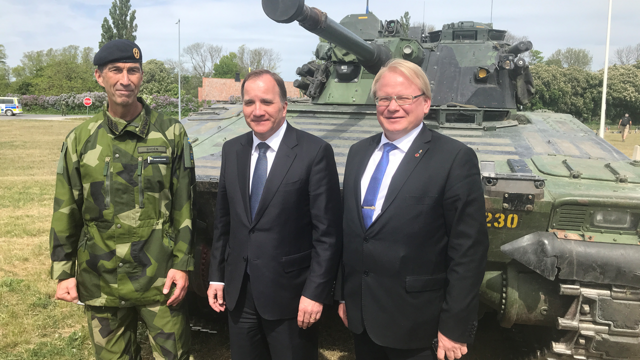 Micael Bydén, Oberbefehlshaber der schwedischen Streitkräfte (von links), Schwedens Ministerpräsident Stefan Löfven und Verteidigungsminister Peter Hultquist vor einem Panzer auf der Ostseeinsel Gotland Micael Bydén, Oberbefehlshaber der schwedischen Streitkräfte (von links), Schwedens Ministerpräsident Stefan Löfven und Verteidigungsminister Peter Hultquist vor einem Panzer auf der Ostseeinsel Gotland