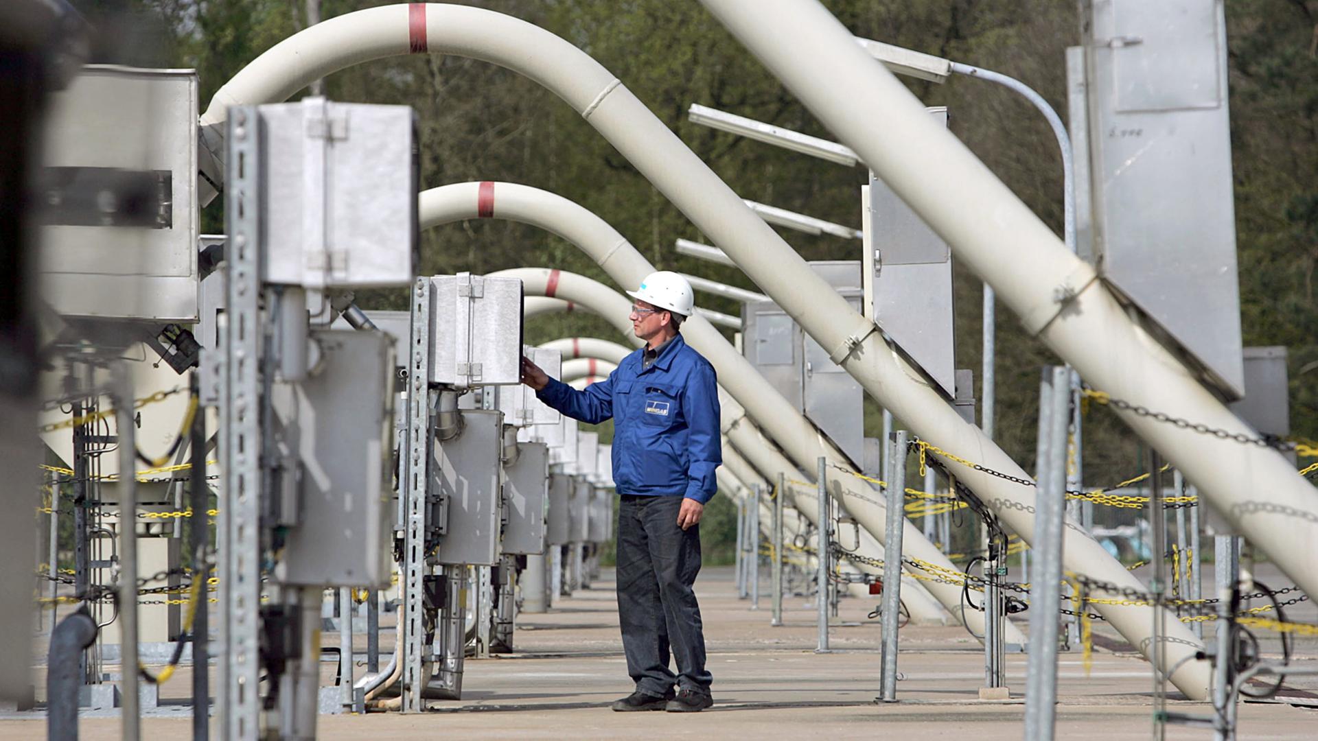Elektro-Techniker inmitten mehrerer Gasbohrungen vom Erdgasspeicher in Rehden Elektro-Techniker inmitten mehrerer Gasbohrungen vom Erdgasspeicher in Rehden