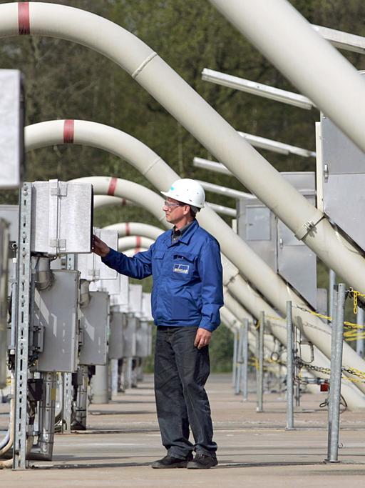 Elektro-Techniker inmitten mehrerer Gasbohrungen vom Erdgasspeicher in Rehden