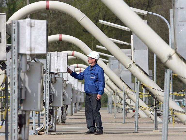 Elektro-Techniker inmitten mehrerer Gasbohrungen vom Erdgasspeicher in Rehden