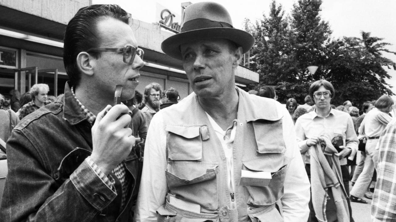 Bundesparteitag der Grünen in der Westfalenhalle in Dortmund am 21.06.1980. Joseph Beuys (mit Hut). | Verwendung weltweit Bundesparteitag der Grünen in der Westfalenhalle in Dortmund am 21.06.1980. Joseph Beuys (mit Hut). | Verwendung weltweit