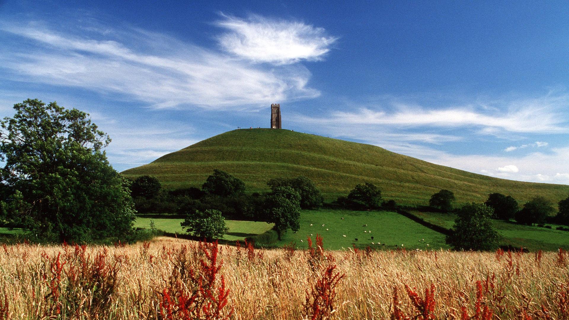 Am Fuß des Glastonbury Tor soll der Heilige Gral vergraben sein. Am Fuß des Glastonbury Tor soll der Heilige Gral vergraben sein.