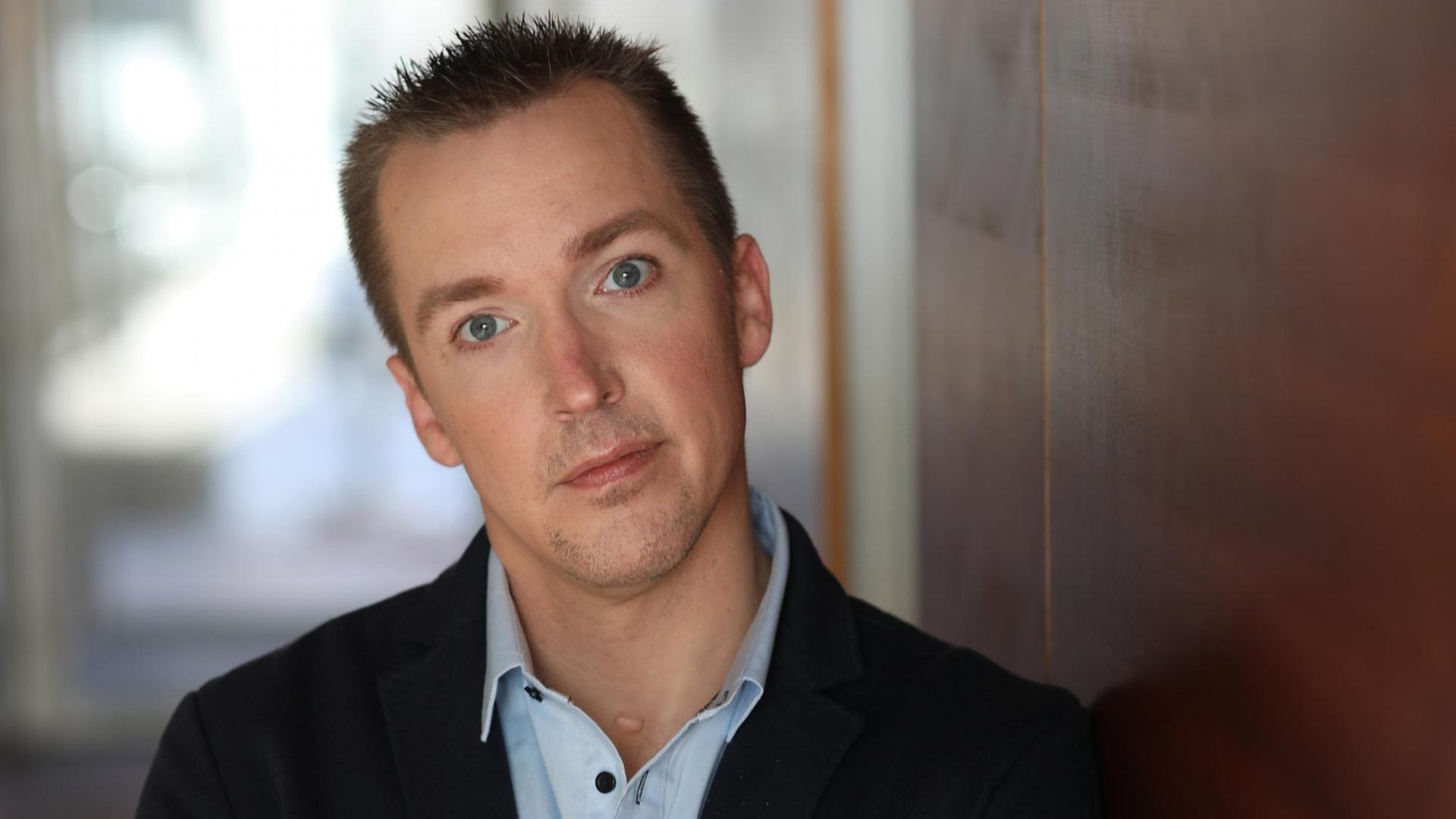 Christoph Rickels posiert für ein Pressefoto Christoph Rickels posiert für ein Pressefoto