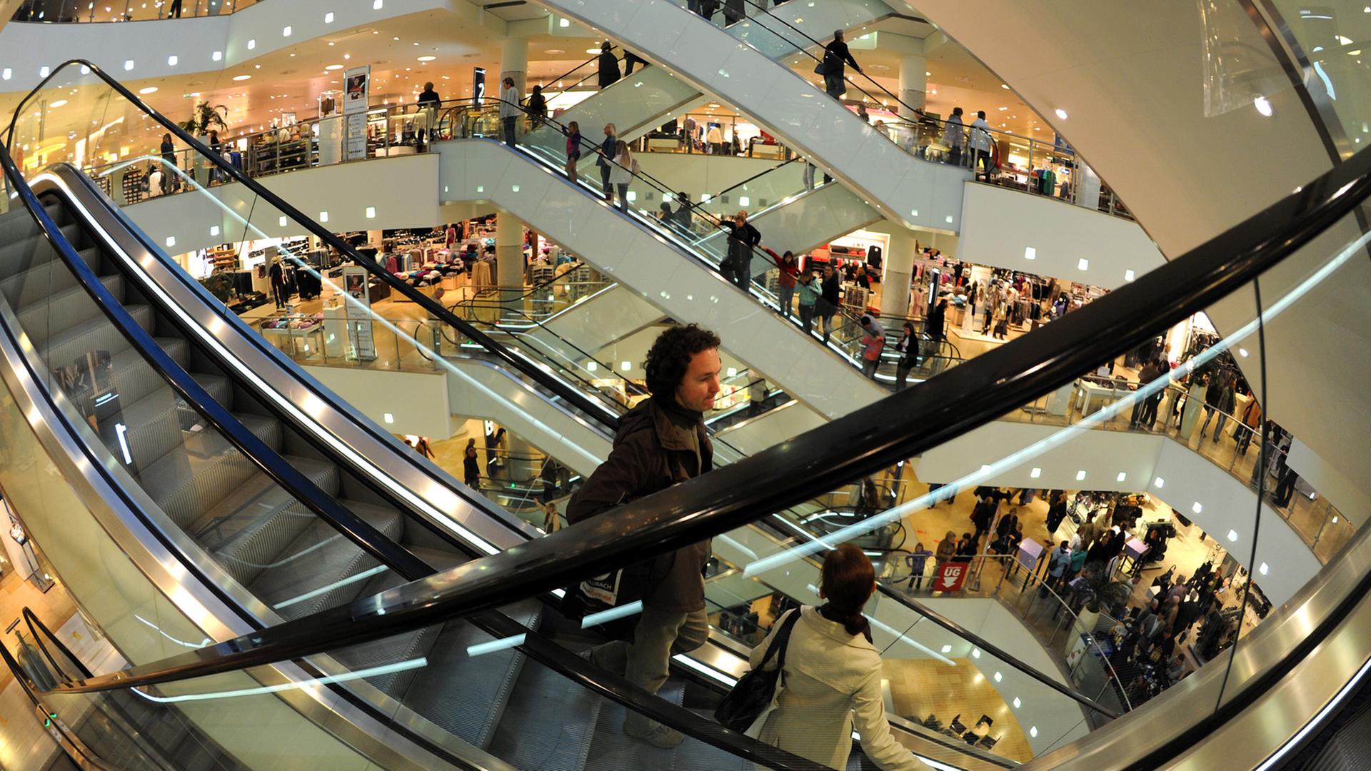 Kunden im Karstadt-Kaufhaus im Stadtzentrum von Leipzig Kunden im Karstadt-Kaufhaus im Stadtzentrum von Leipzig