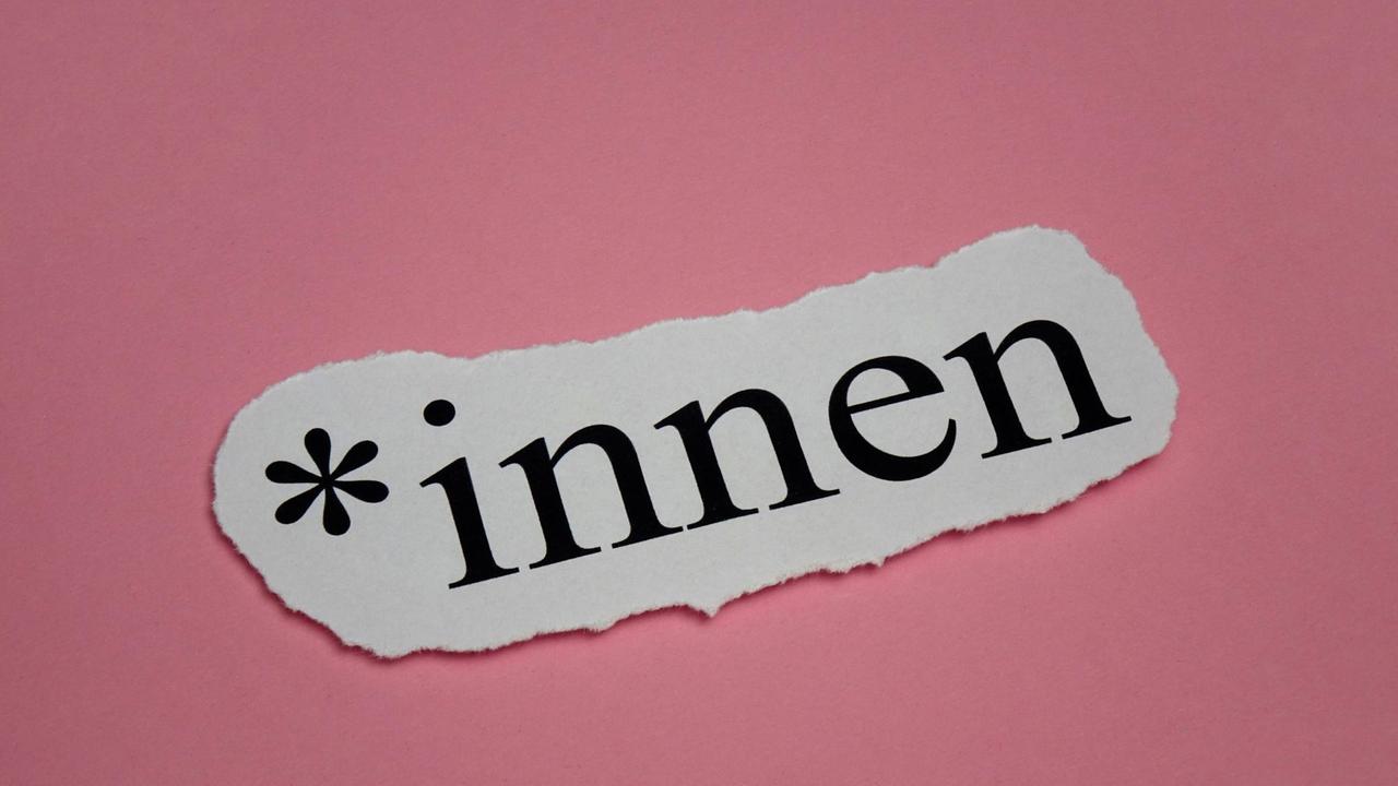 Genderstern "*innen" auf rosa Hintergrund. Genderstern "*innen" auf rosa Hintergrund.