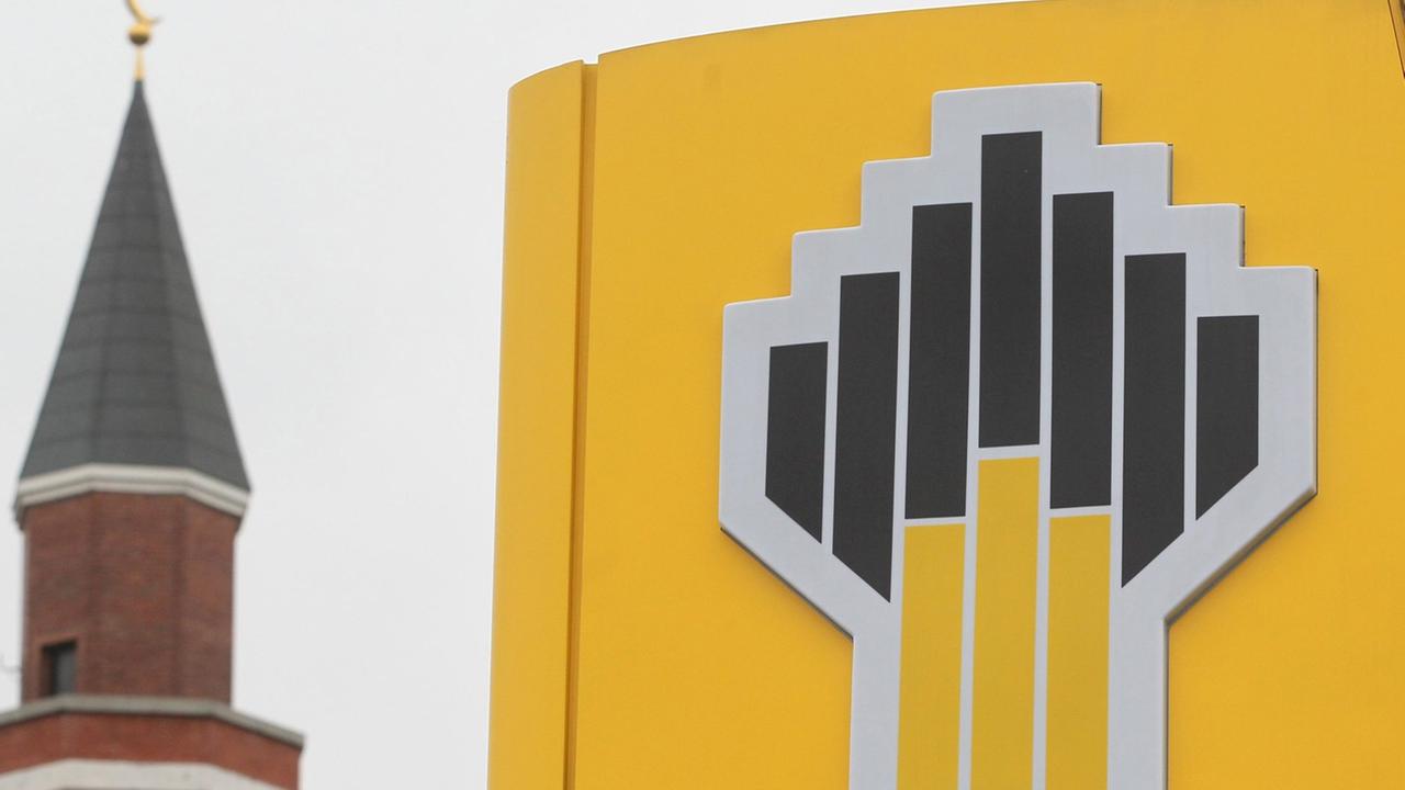 Logo des Erdölunternehmens Rosneft, fotografiert in der russischen Hauptstadt Moskau Logo des Erdölunternehmens Rosneft, fotografiert in der russischen Hauptstadt Moskau