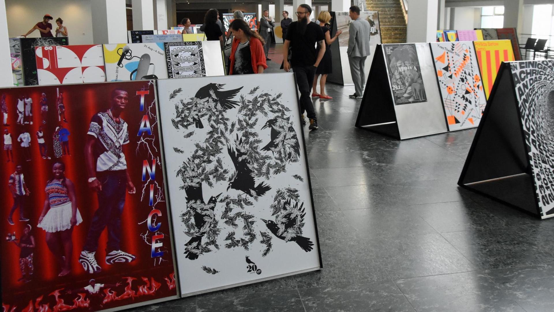 Blick in die Ausstellung "100 beste Plakate 16" in der zentralen Eingangshalle des Kulturforums Matthäikirchplatz in Berlin. Blick in die Ausstellung "100 beste Plakate 16" in der zentralen Eingangshalle des Kulturforums Matthäikirchplatz in Berlin.