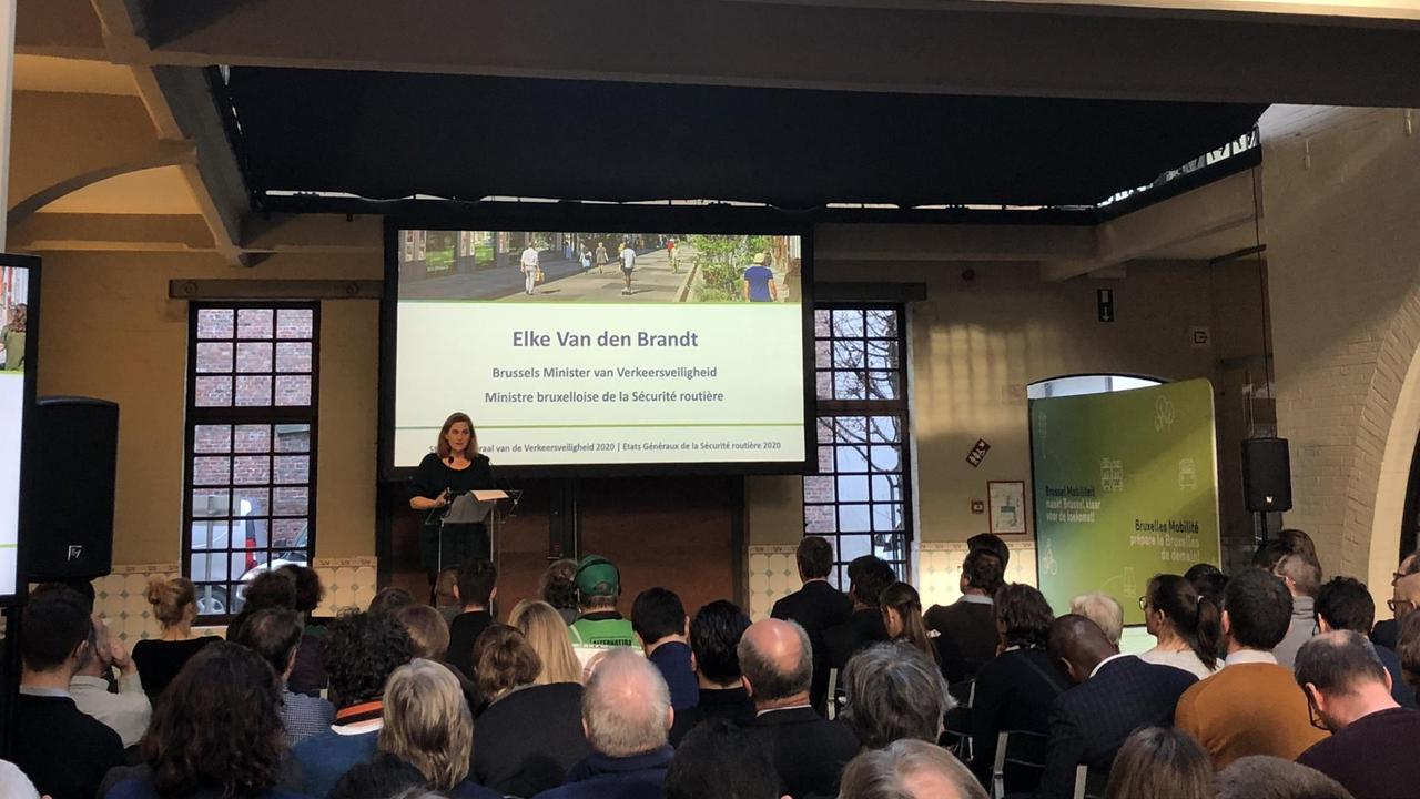 Brüssels neue Mobilitätsministerin Elke Van den Brandt hält einen Vortrag. Sie hat Autos den Kampf angesagt.