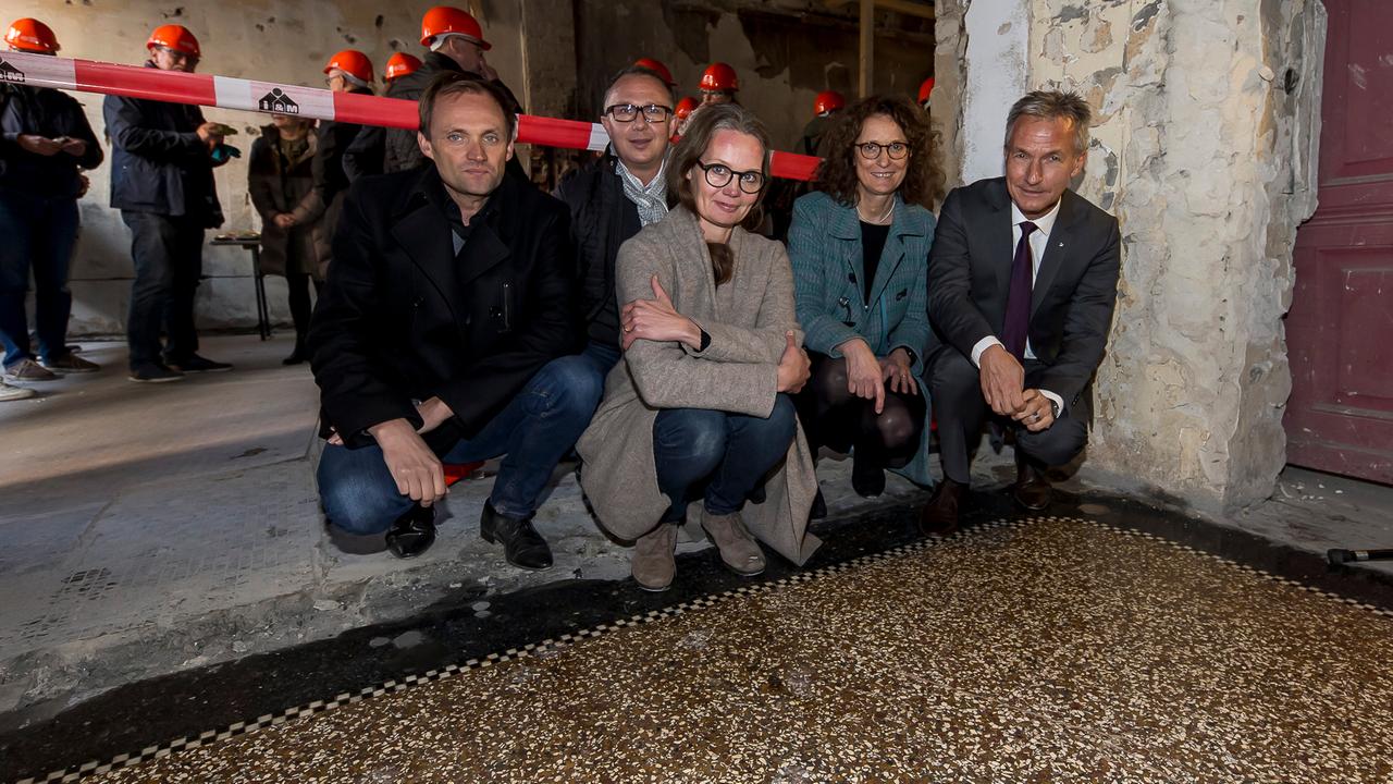 Architekten, Bauherrin und Oberbürgermeister am freigelegten Terrazzo-Boden. V.l.n.r.: Gordon Galert, Ulrich Piel, Monika Güldenberg, Helga Sander, Frank Baranowski Architekten, Bauherrin und Oberbürgermeister am freigelegten Terrazzo-Boden. V.l.n.r.: Gordon Galert, Ulrich Piel, Monika Güldenberg, Helga Sander, Frank Baranowski
