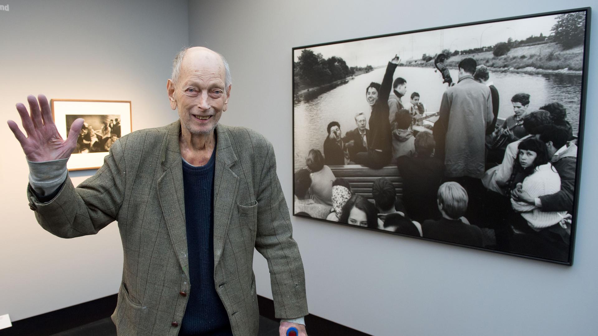 Der Fotograf Will McBride steht in der Ausstellung mit seinen Bildern in den neuen Räumen der Galerie C/O Berlin an ihrem neuen Standort im Amerika Haus in Berlin. Der Fotograf Will McBride steht in der Ausstellung mit seinen Bildern in den neuen Räumen der Galerie C/O Berlin an ihrem neuen Standort im Amerika Haus in Berlin.