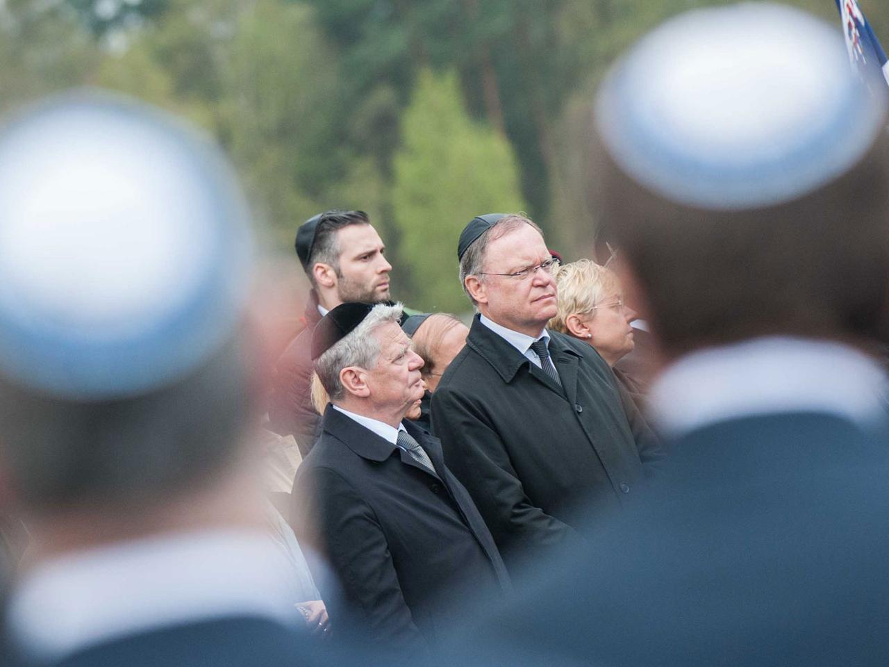 Bundespräsident Joachim Gauck und der niedersächsische Ministerpräsident Stephan Weil bei der Gedenkveranstaltung auf dem Lagergelände des ehemaligen Konzentrationslagers in Bergen-Belsen (Niedersachsen). Bundespräsident Joachim Gauck und der niedersächsische Ministerpräsident Stephan Weil bei der Gedenkveranstaltung auf dem Lagergelände des ehemaligen Konzentrationslagers in Bergen-Belsen (Niedersachsen).