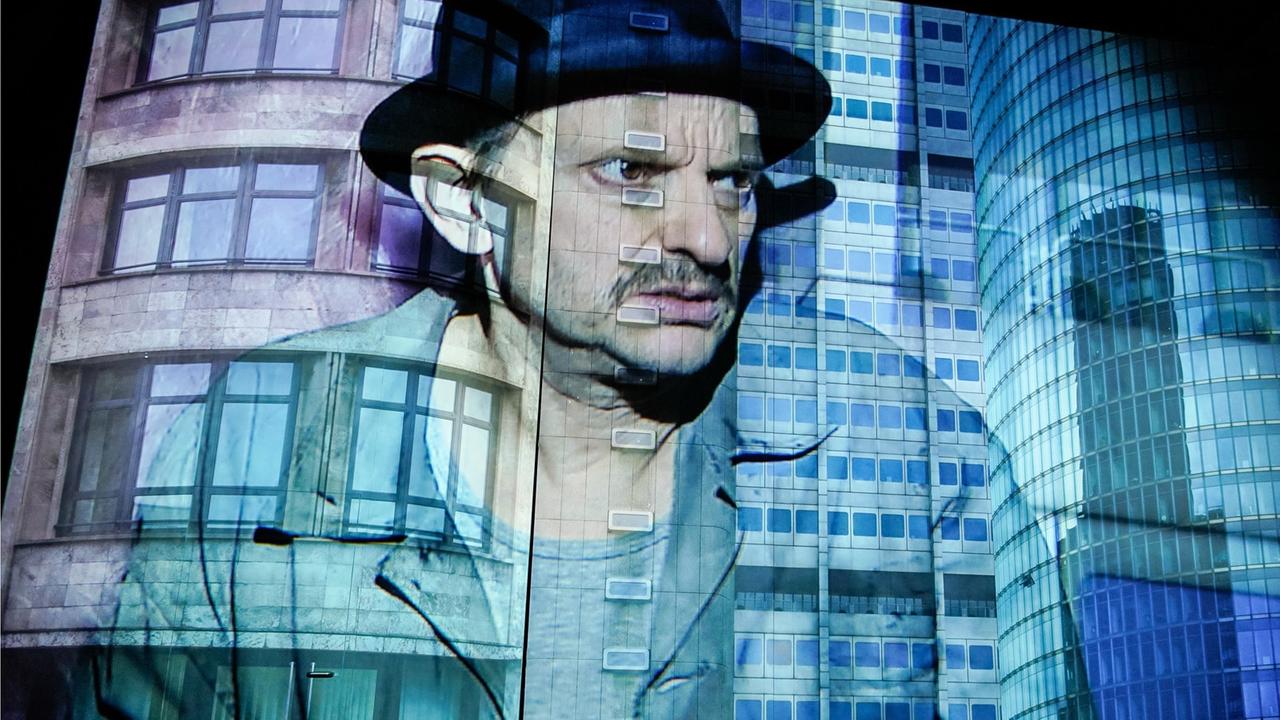 Milan Peschel in Jan Bosses Inszenierung von "Der Hauptmann von Köpenick" am Deutschen Theater Berlin im Jahr 2017 Milan Peschel in Jan Bosses Inszenierung von "Der Hauptmann von Köpenick" am Deutschen Theater Berlin im Jahr 2017