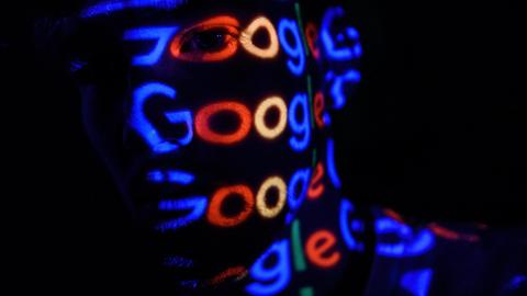 Foto-Illustration des "Google" Logos, dass auf einen Menschen projeziert wird.